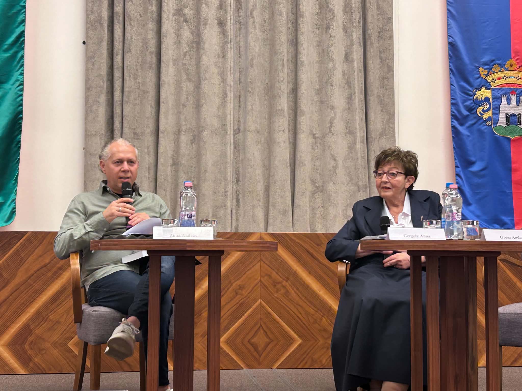 „Nem számokról, hanem emberekről van szó” – Megható könyvbemutató a székesfehérvári Városházán