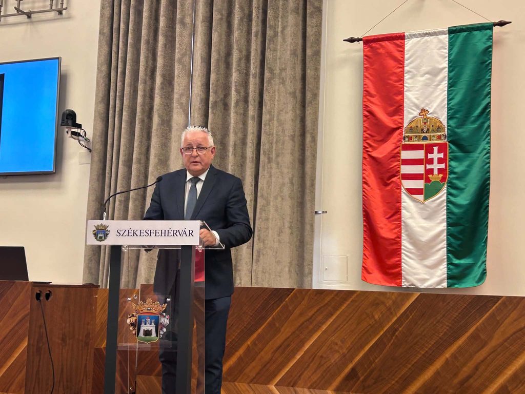 „Nem számokról, hanem emberekről van szó” – Megható könyvbemutató a székesfehérvári Városházán